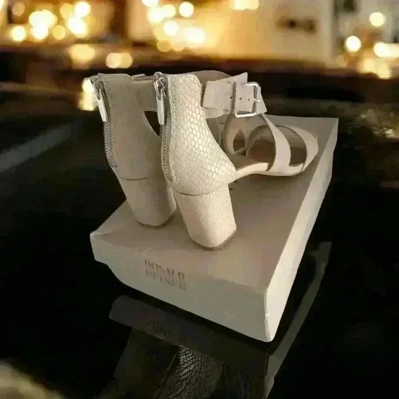 Donald Pliner Paulina Sandal 7.5 - Picture 4 of 8